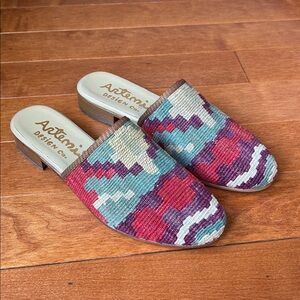 NWOT Women's Artemis Trading Company Sumak Kilim Slides Size 9